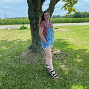 Meet your Posher, Laura